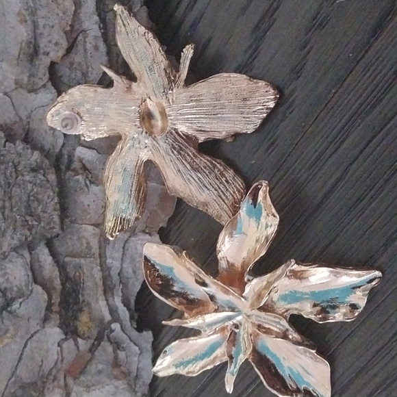 Irregular Flower and Leaf Stud Earrings. - Picture 2 of 4